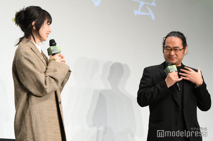 小松菜奈、富名哲也監督(C)モデルプレス