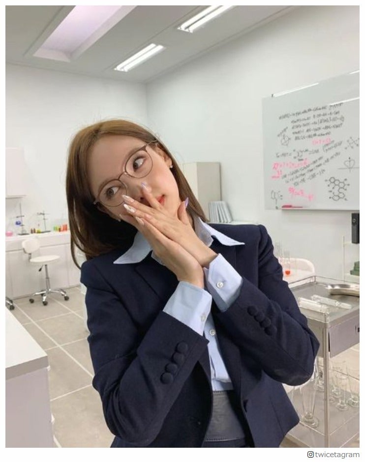 TWICEナヨン、メガネ＆スーツ姿でお茶目なオフショット公開「ギャップが可愛い」と話題