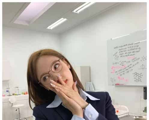 TWICEナヨン、メガネ&スーツ姿でお茶目なオフショット公開「ギャップが可愛い」と話題