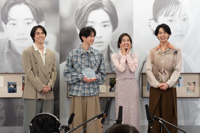 (後列左から)細田佳央太、大友隆佑、恒松祐里、新原泰佑(提供写真)