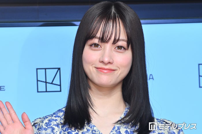 橋本環奈、“誤魔化し加工”自撮りショットが話題「破壊力すごい」「とにかく可愛い」新幹線での飲酒姿披露