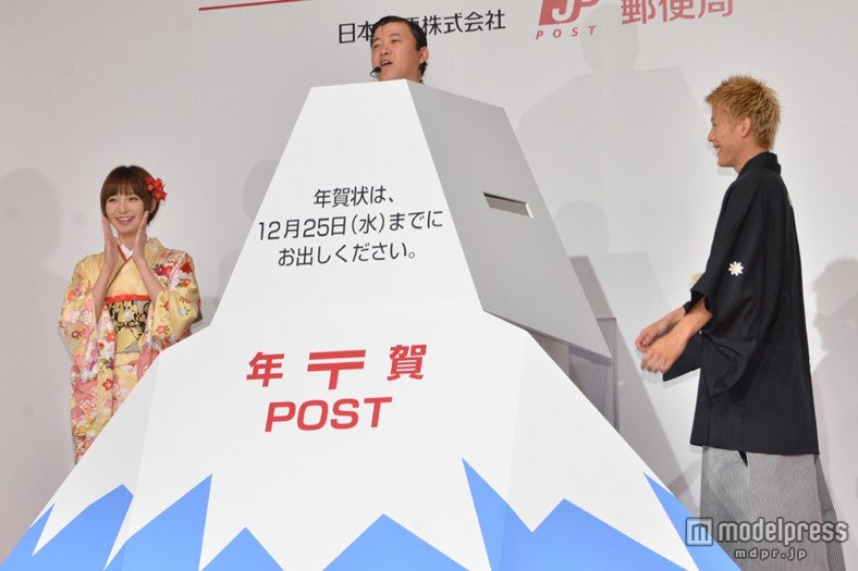 突然現れたスギちゃん（中央）に驚く篠田麻里子（左）と柿谷曜一朗選手（右）