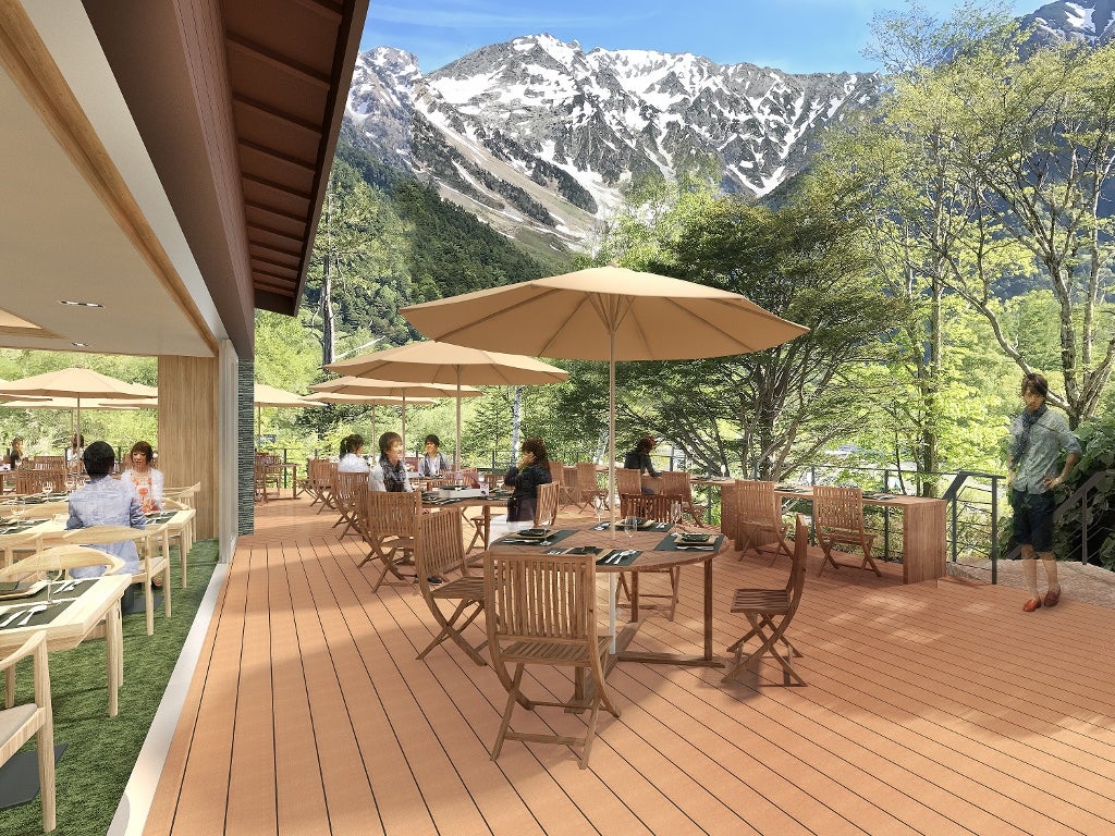 穂高連峰の絶景を望むテラス「ラ・ベルフォーレ　テラス」／画像提供：上高地ホテル白樺荘