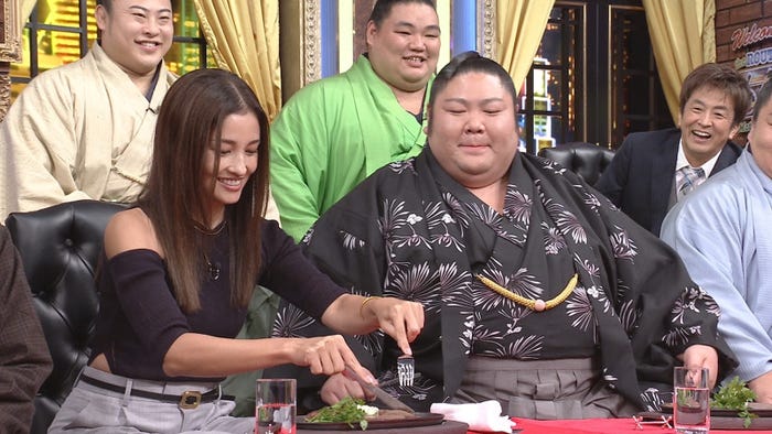 黒木メイサ&追手風部屋の関取衆(C)日本テレビ