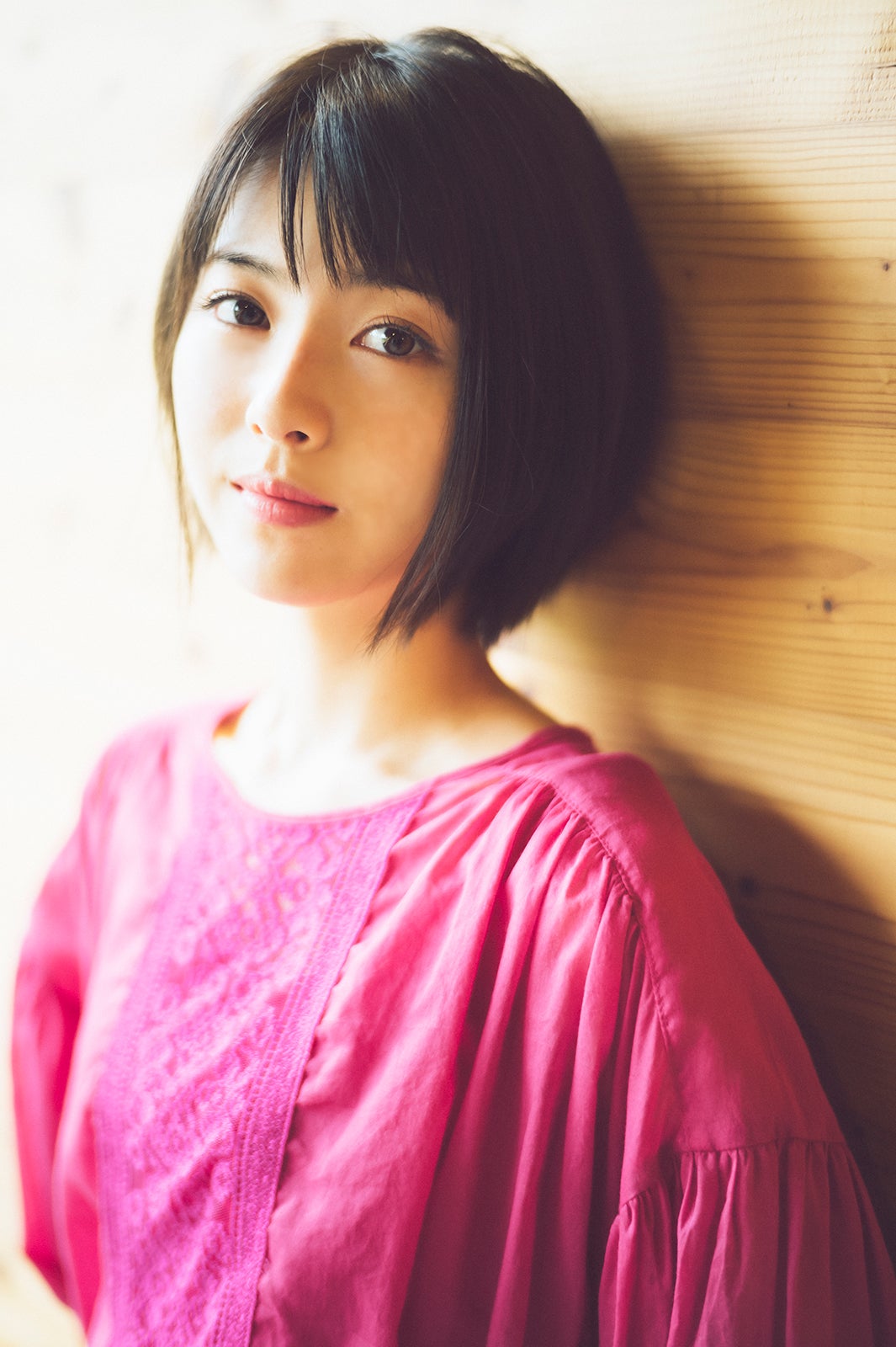 『浜辺美波 2020カレンダーブック』／（C）KADOKAWA 撮影／前康輔