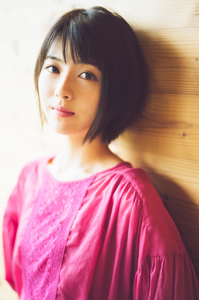 『浜辺美波 2020カレンダーブック』/(C)KADOKAWA 撮影/前康輔