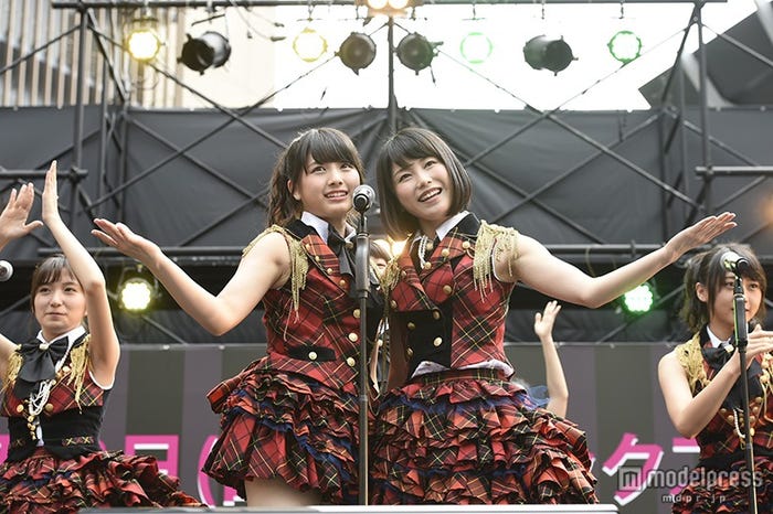 大和田南那、横山由依(C)AKS