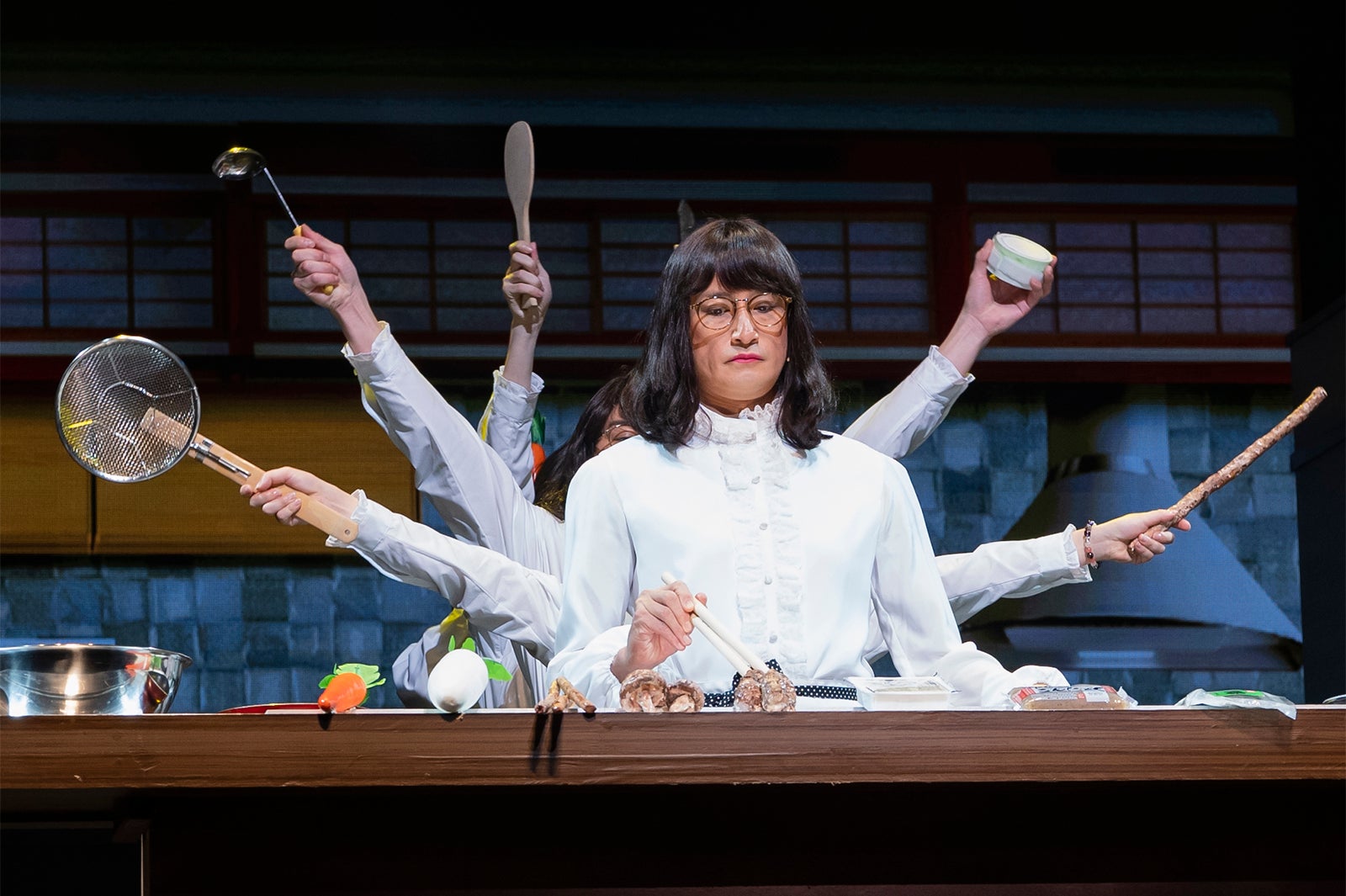 松岡昌宏「家政夫のミタゾノ THE STAGE～お寺座の怪人～」（撮影：引地信彦）