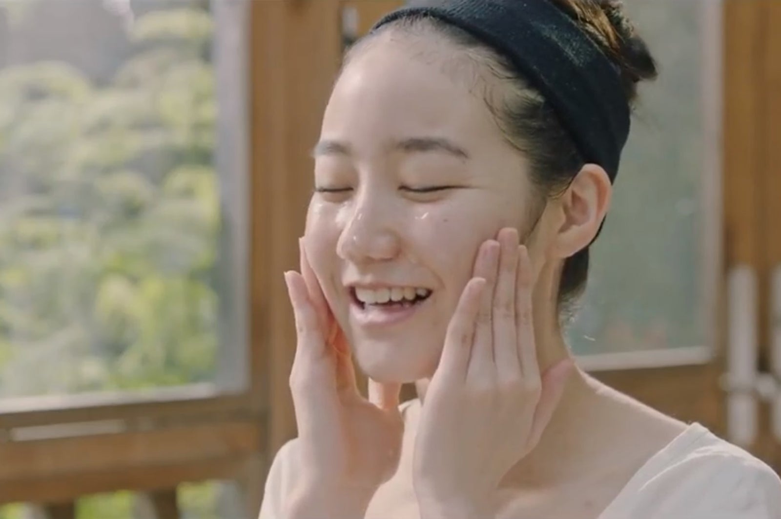 くるくると毛穴汚れが気になる部分をマッサージ