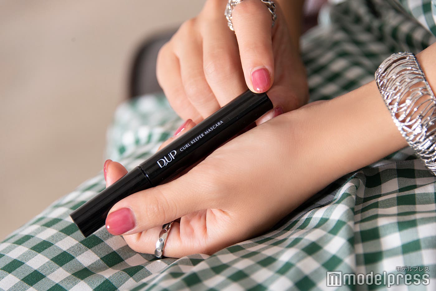 細ブラシがお気に入り/近藤千尋(C)モデルプレス