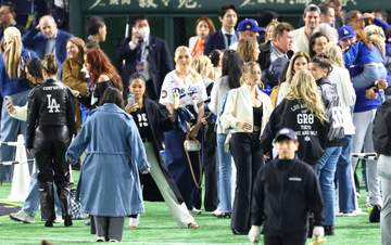 ドジャース奥さま会 恒例の集合写真公開！ミルウォーキーに奥さまたちが集結 エドマンの長男・イーライくんの姿も
