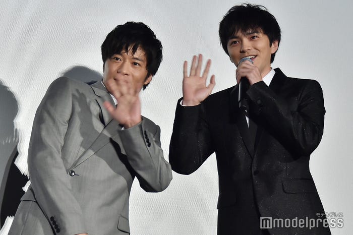 ライブビューイングのカメラに手を振る田中圭&林遣都(C)モデルプレス