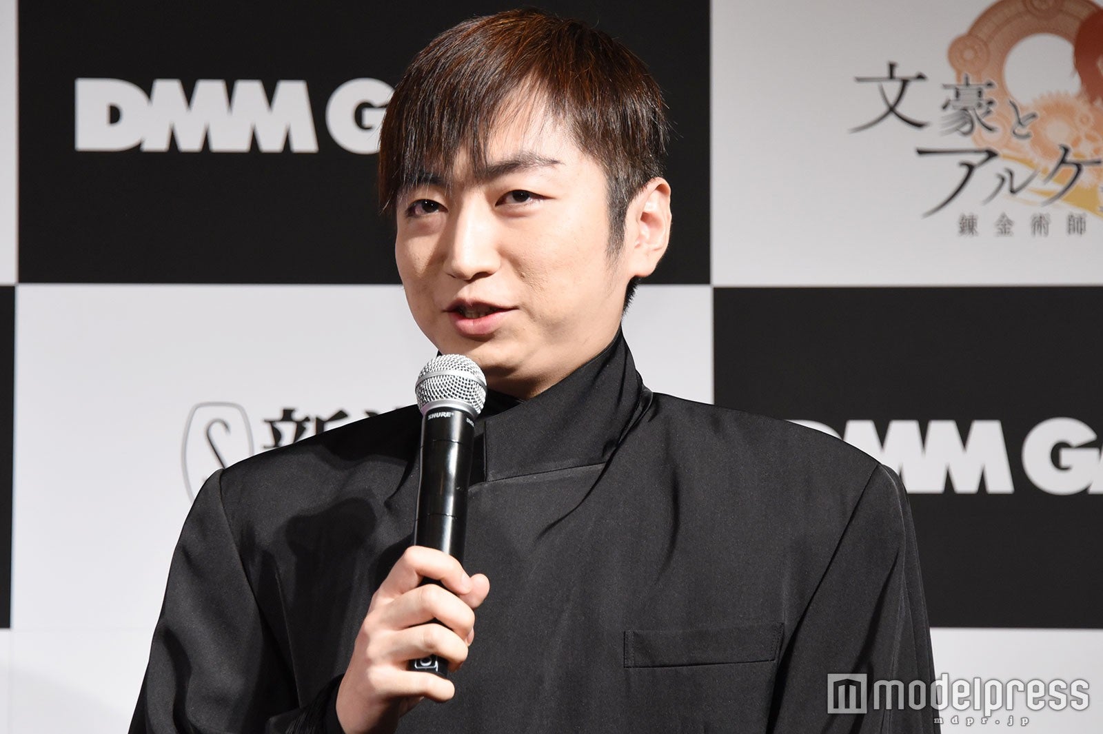 カズレーザーコスプレ姿になる前の羽田圭介氏 （C）モデルプレス