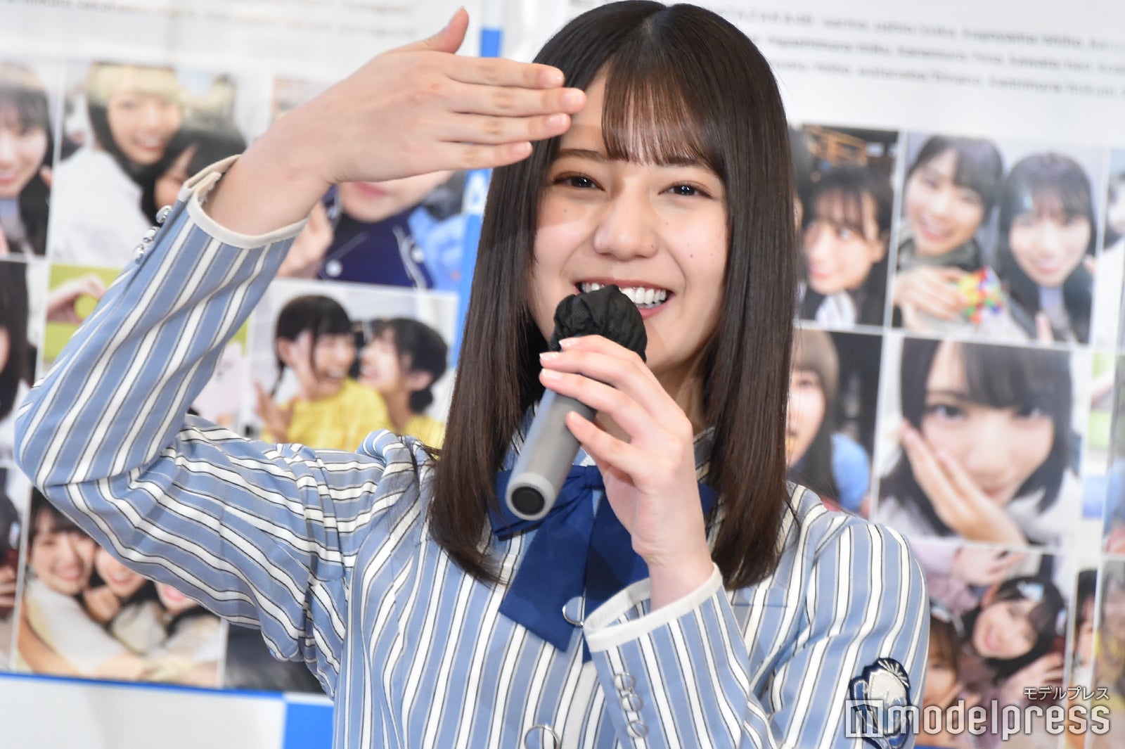 潮紗理菜の超至近距離撮影を説明する小坂菜緒（C）モデルプレス