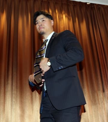 阪神・佐藤輝がキャンプイン直前に更改 30日にサイン「ポスティングの件もありますし、年俸のことも」【今月の経過メモ】