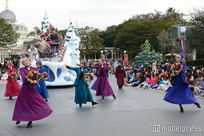 街の女性たち/「フローズンファンタジーパレード」(C)モデルプレス