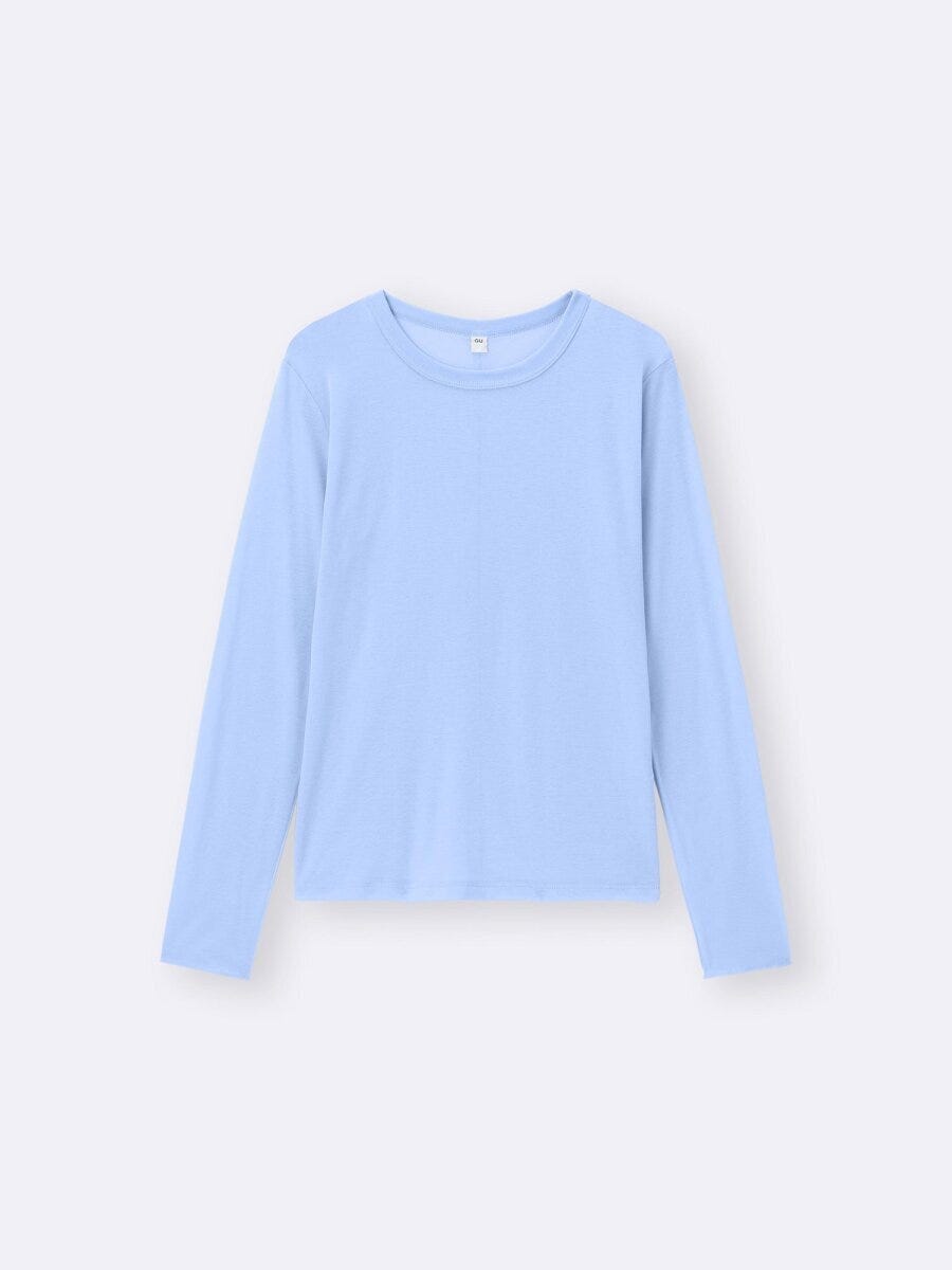 薄い水色の長袖クルーネックTシャツを平置きした俯瞰