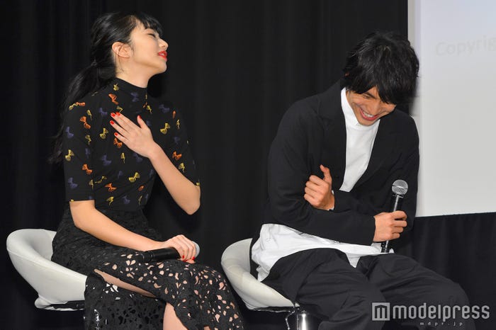 悶絶する小松菜奈、福士蒼汰(C)モデルプレス