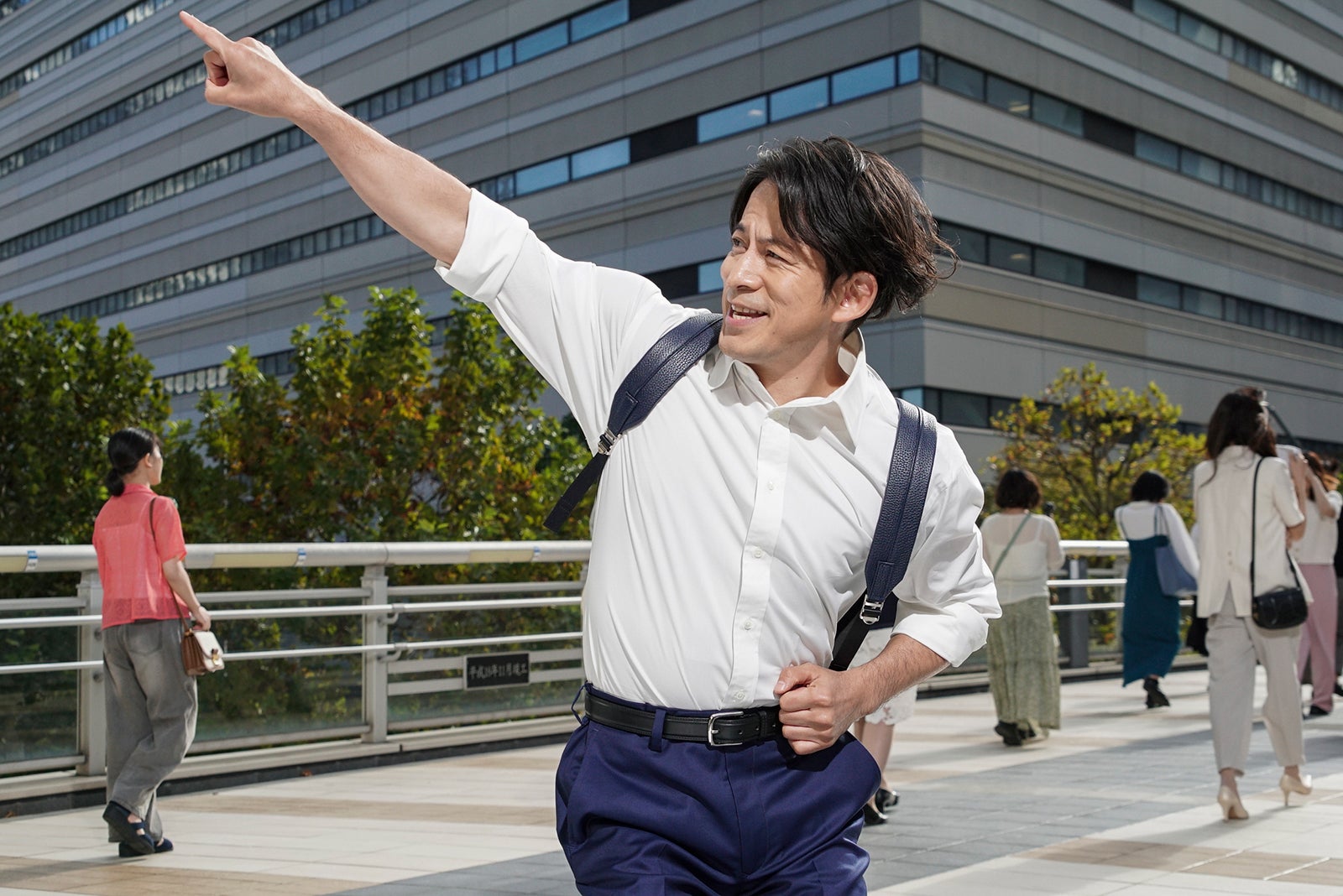 岡田准一、マック「プレミアムローストアイスコーヒー」新CMにサラリーマン役で登場 名曲「TOKIO」に乗せ華麗なステップ披露
