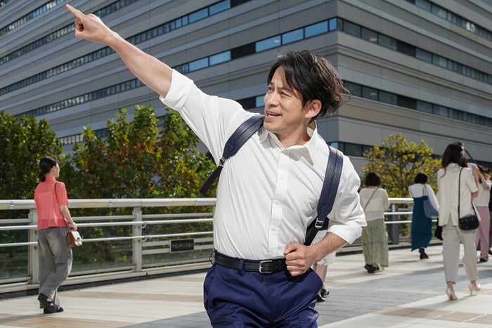 岡田准一、マック「プレミアムローストアイスコーヒー」新CMにサラリーマン役で登場 名曲「TOKIO」に乗せ華麗なステップ披露