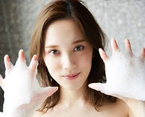 都丸紗也華、ふんわり美バストに釘付け “朝と夜”2つのシチュエーションで魅了
