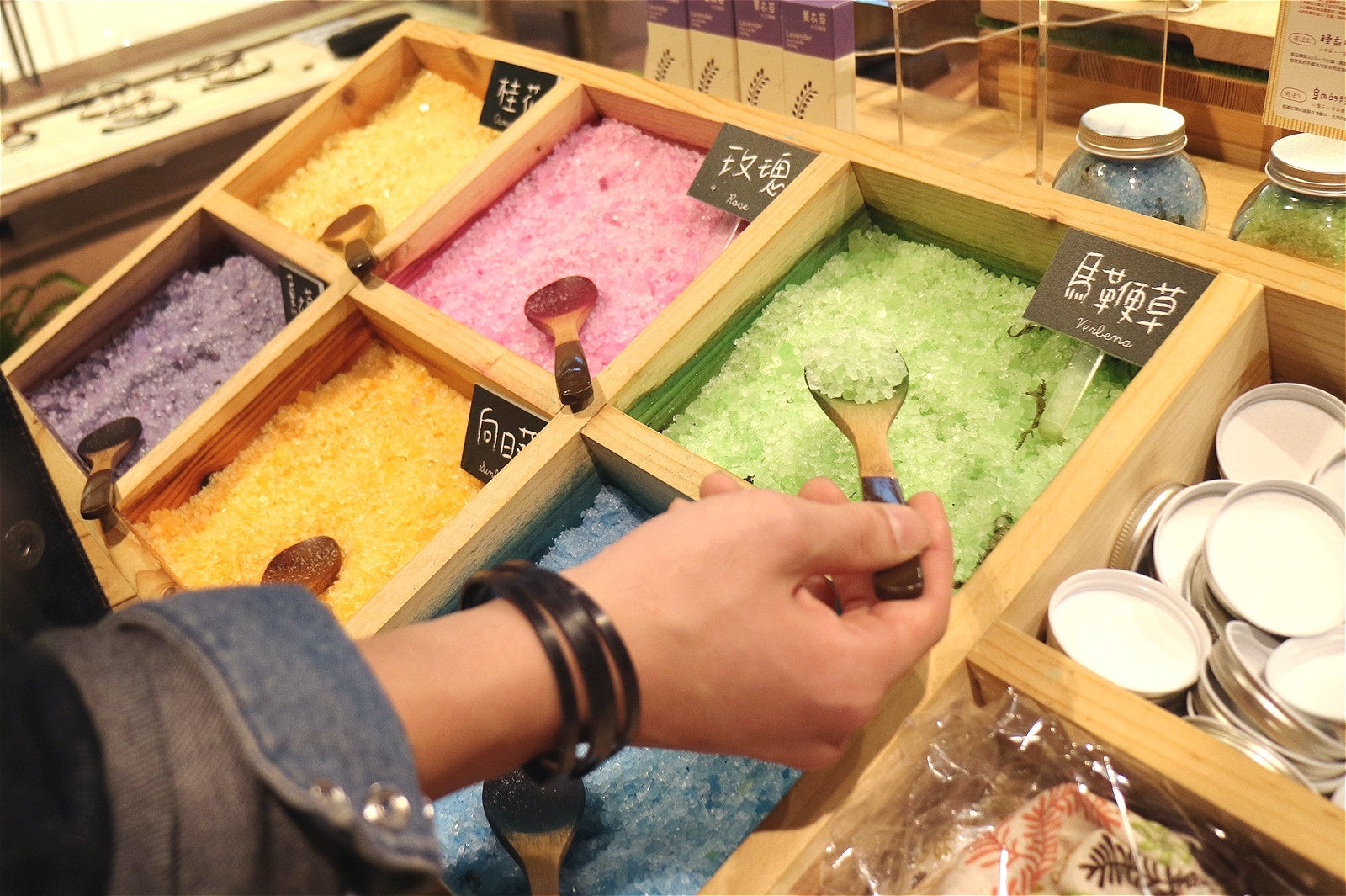 DIY手作りアロマ入浴剤180TWD／瓶（ガラス瓶詰め放題）／画像提供：所属事務所