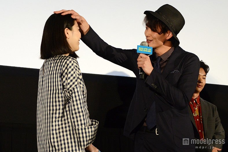 成海璃子（左）に“頭ポンポン”をする岡田将生（右）