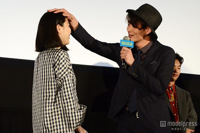 成海璃子(左)に“頭ポンポン”をする岡田将生(右)