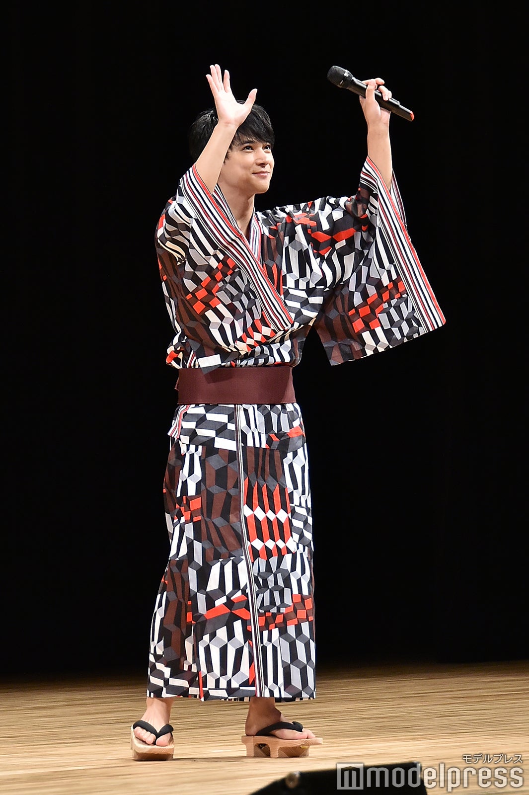 2階席に手を振る吉沢亮 （C）モデルプレス