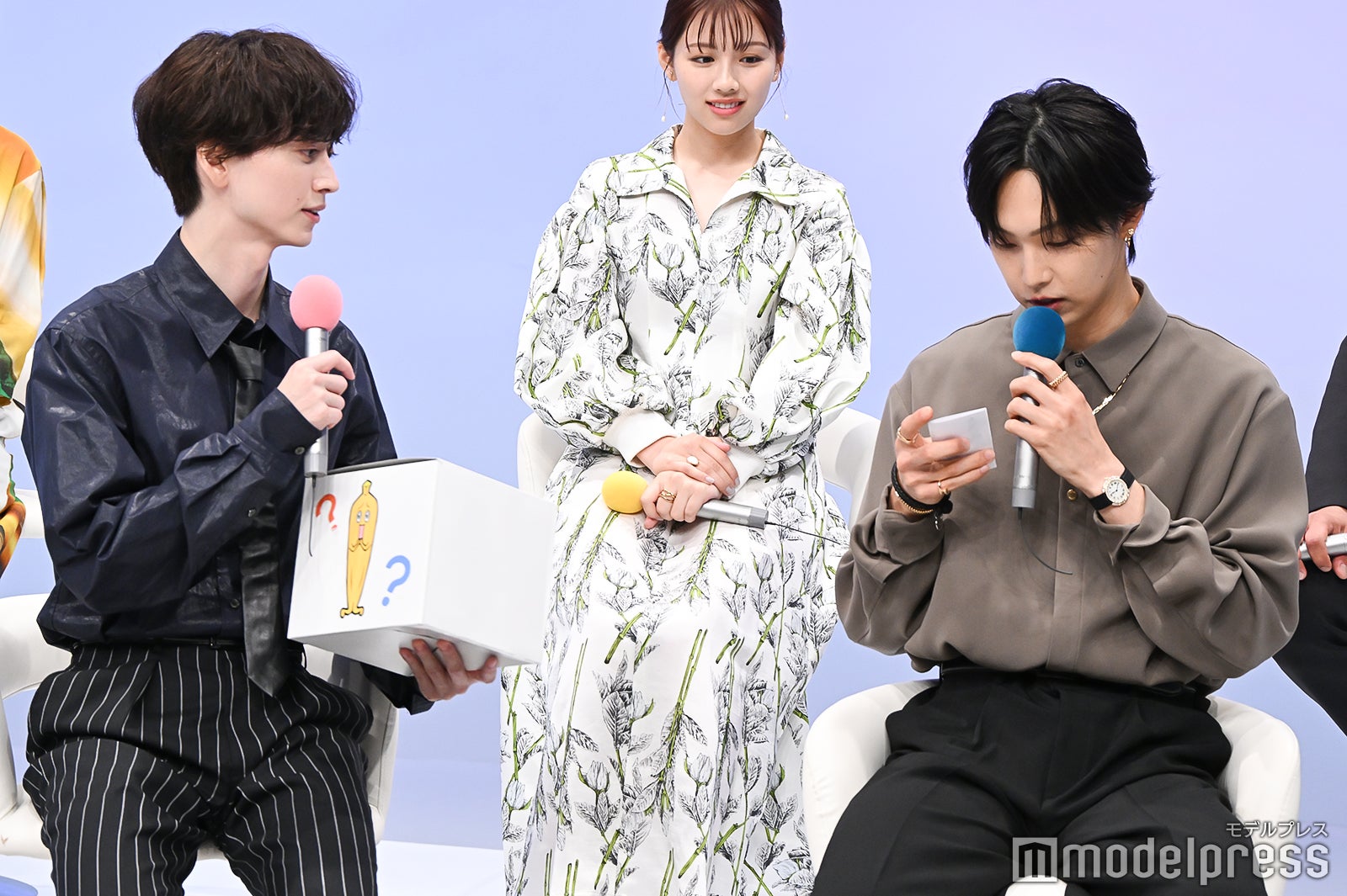 池田匡志の持つ箱から質問を引く堀夏喜（C）モデルプレス