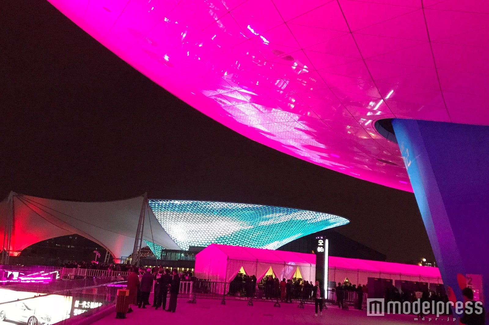 ピンクにライトアップされた会場 （C）モデルプレス