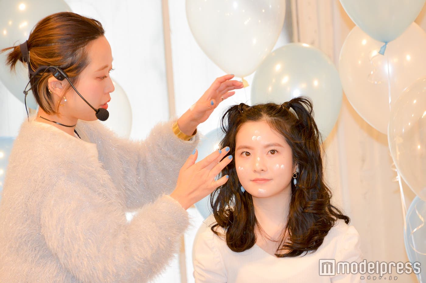 顔の高い位置に一番多く乗せて外側に向けて薄付きに/モデル:橘田岬(C)モデルプレス