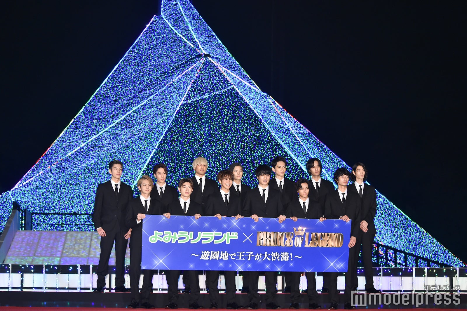 （前列左から）吉野北人、佐野玲於、片寄涼太、鈴木伸之、川村壱馬、清原翔（後列左から）長谷川慎、藤原樹、関口メンディー、塩野瑛久、町田啓太、遠藤史也、こだまたいち（C）モデルプレス