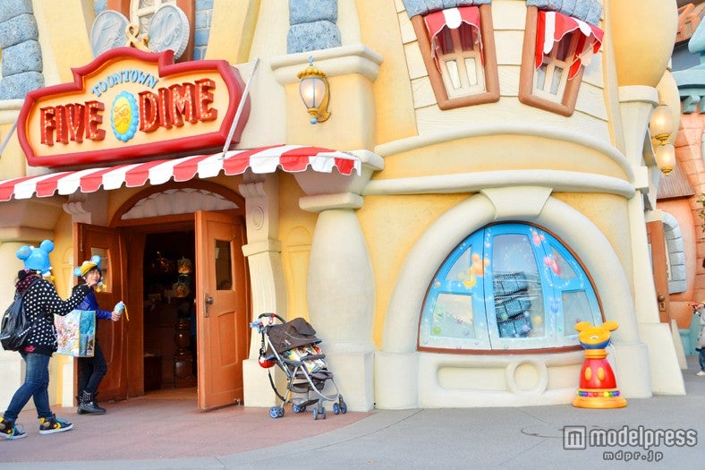 トゥーンタウン「ギャグファクトリー／ファイブ・アンド・ダイム」ショーウィンドウ