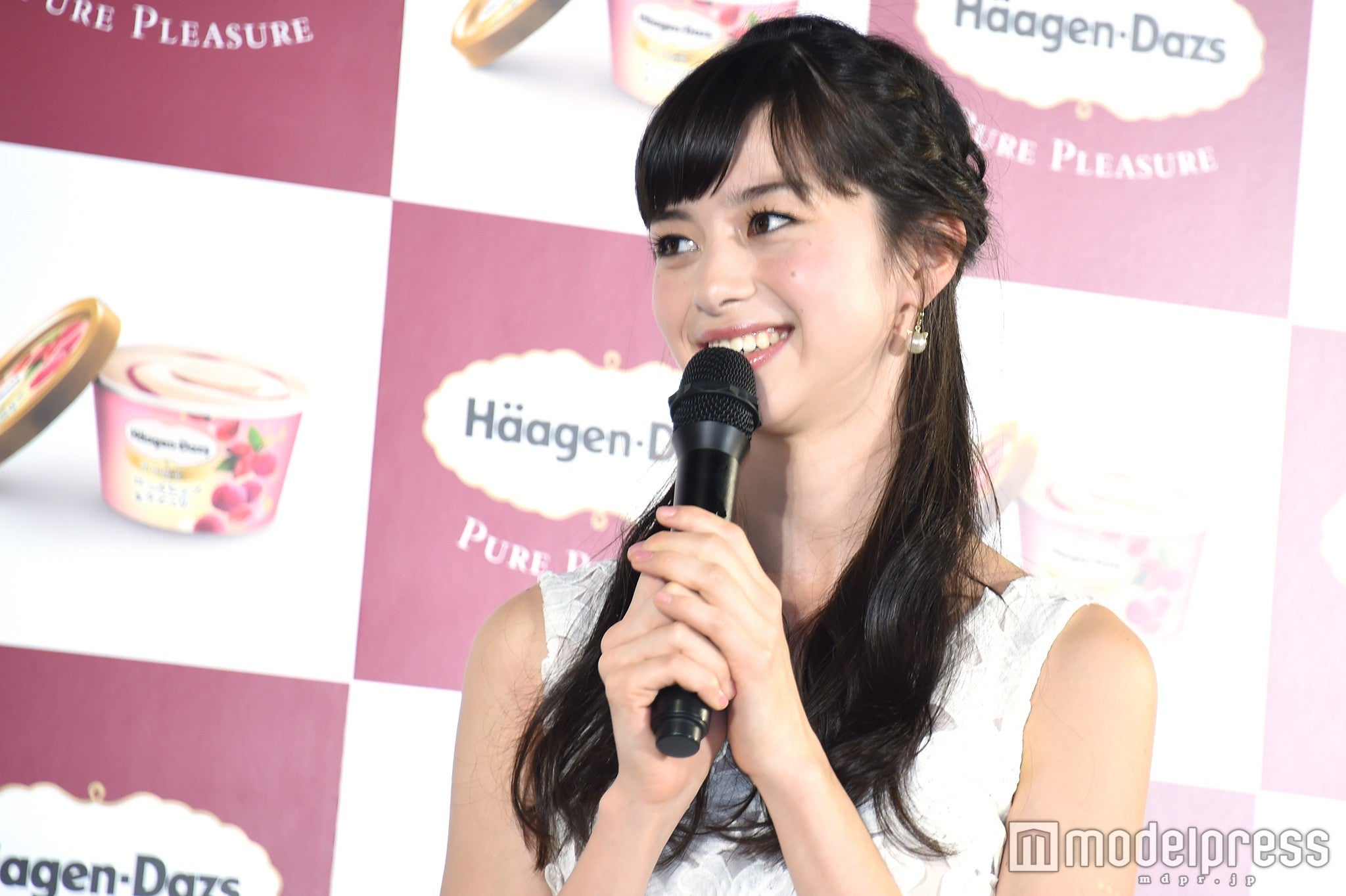 ＜ファッションチェック＞耳元には大振りパールのピアスがきらり／中条あやみ（C）モデルプレス