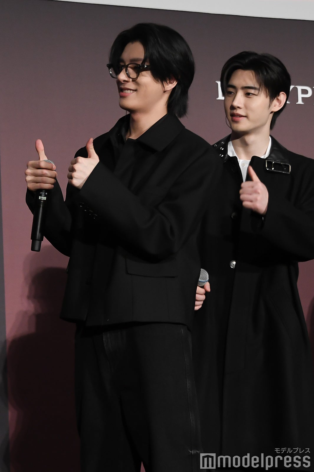 声優陣にライブに招待してほしいと言われグッドサインを送るJAKE（ジェイク）、SUNGHOON（ソンフン）（C）モデルプレス