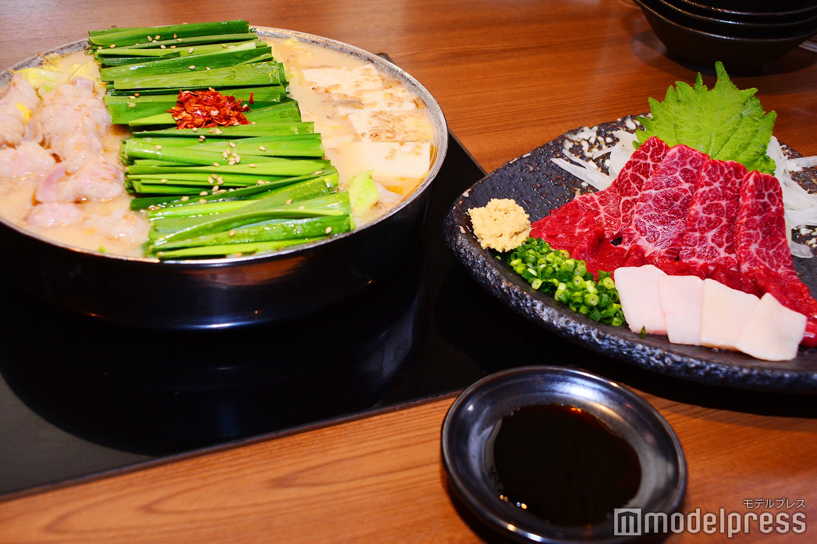 「博多もつ鍋おおやま本店」のもつ鍋 みそ味、馬刺し三種盛り（C）モデルプレス