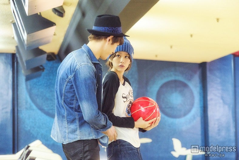 ボウリング大会で自然なスキンシップ（C）2015 映画「ヒロイン失格」製作委員会