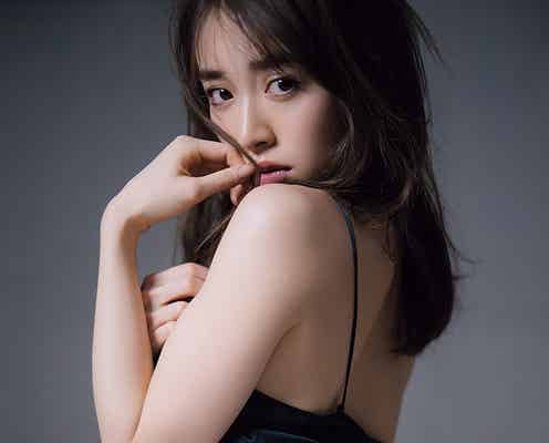 泉里香、セクシーな背中&くびれ大胆披露 “後ろ姿美人”の秘訣とは