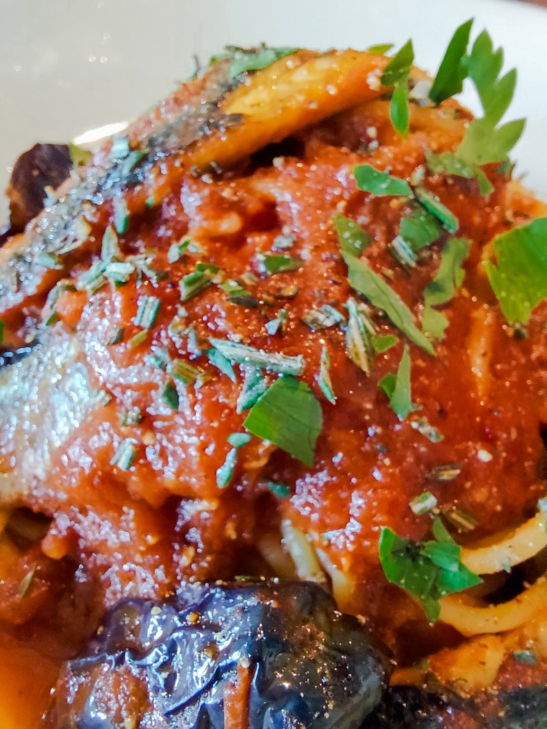 「秋刀魚と茄子のトマトソーススパゲッティーニ」／「Galaxy A51 5G」マクロカメラで撮影