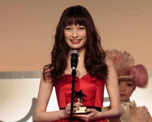 大政絢、セクシードレスで美脚をあらわに 「第4回ゴールド・メイクアップ賞」受賞