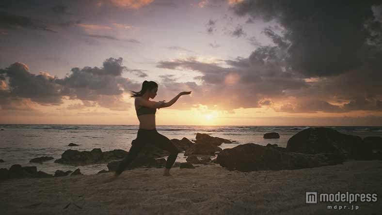 アクションを組む秋元才加／カゴメ「野菜生活100」新CM「栄養吸収率の高い野菜篇」より