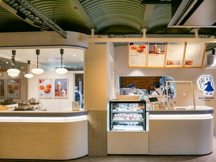 ミルクマルシェ外観。左側のスペースではバターゴーフレットを焼いているところが見られます
