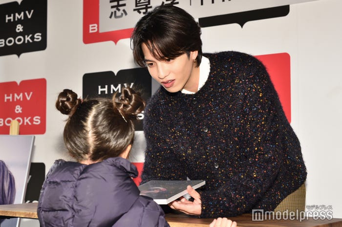 子どもの目線に立って話す志尊淳/お渡し会の様子(C)モデルプレス