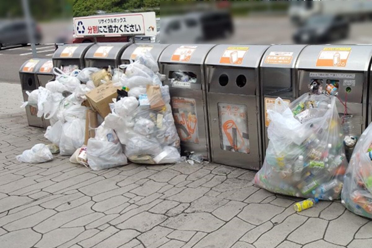 PAに不法投棄されたゴミ