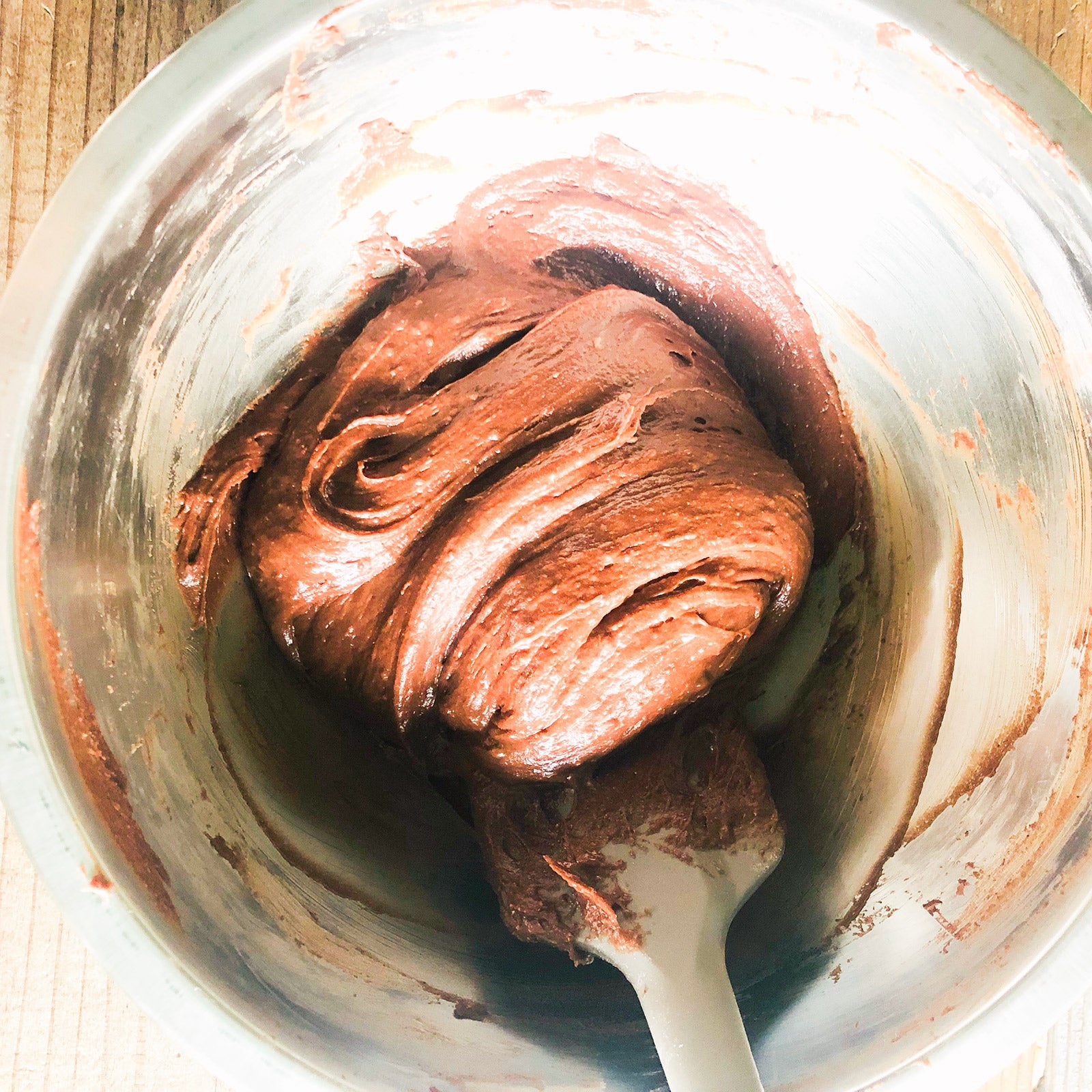 手順2：ホットケーキミックスとココアパウダーを入れ、ゴムべらで切り混ぜる／画像提供：柏原歩