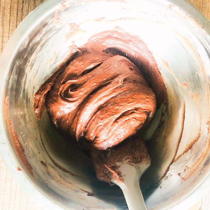 手順2:ホットケーキミックスとココアパウダーを入れ、ゴムべらで切り混ぜる/画像提供:柏原歩