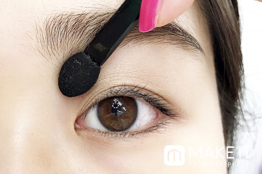 ノーズシャドウで彫り深に (C)メイクイット