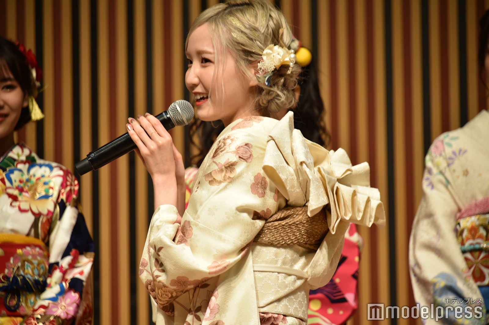 帯を見せる本田仁美 （C）モデルプレス