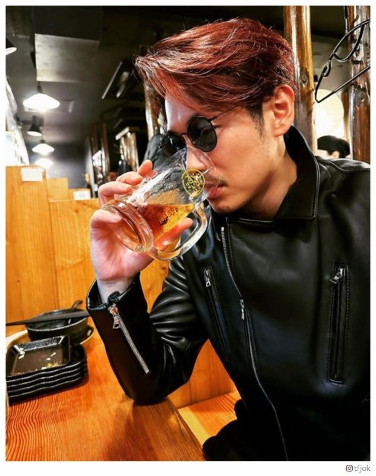 ディーン・フジオカが「鳥貴族」に ひげ姿＆“飲み物”に注目集まる「親近感」「隠しきれないオーラ」と反響